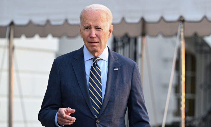 Tổng thống Joe Biden nói chuyện với các phóng viên tại South Lawn của Tòa Bạch Ốc ở Thủ đô Hoa Thịnh Đốn, hôm 11/01/2023. (Ảnh: Andrew Caballero-Reynolds/AFP qua Getty Images)
