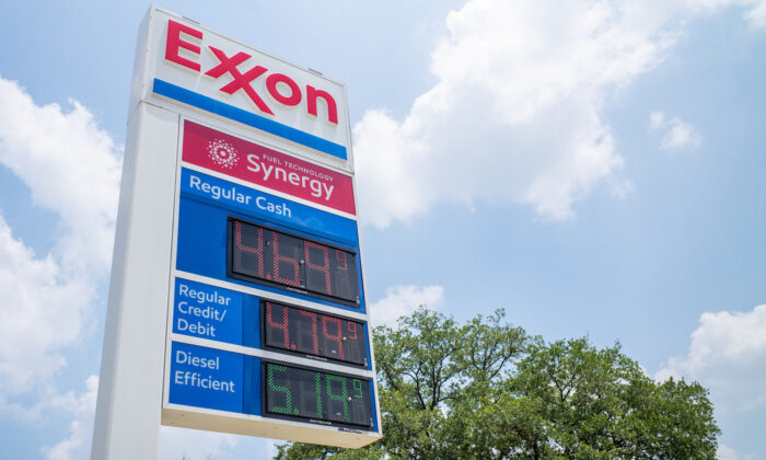 Giá xăng trên một tấm biển tại trạm xăng Exxon Mobil ở Houston, Texas, hôm 09/06/2022. (Ảnh: Brandon Bell/Getty Images)