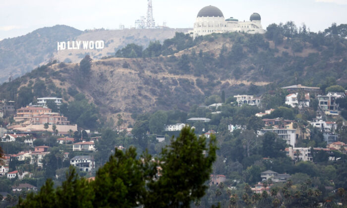 Những ngôi nhà bên dưới Đài thiên văn Griffith và biển hiệu Hollywood ở Los Angeles hôm 04/08/2022. (Ảnh: Mario Tama/Getty Images)