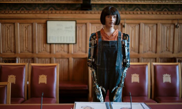 Robot Ai-Da, nghệ sĩ robot hình người siêu thực đầu tiên trên thế giới, xuất hiện tại một buổi chụp ảnh trong một phòng họp ủy ban ở Thượng viện Nghị viện Anh (House of Lords) ở London hôm 11/10/2022. (Ảnh: Rob Pinney/Getty Images)