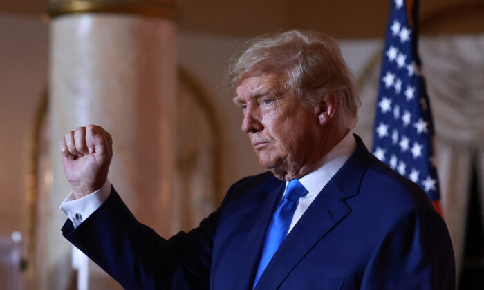 Cựu Tổng thống Hoa Kỳ Donald Trump trình bày trong một sự kiện đêm bầu cử tại Mar-a-Lago ở Palm Beach, Florida, hôm 08/11/2022. (Ảnh: Joe Raedle/Getty Images)