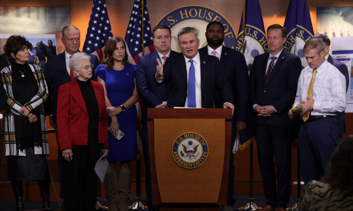 Bên cạnh các thành viên Đảng Cộng Hòa tại Hạ viện, Dân biểu Hoa Kỳ James Comer (Cộng Hòa-Kentucky) nói trong một cuộc họp báo tại  Điện Capitol Hoa Kỳ ở Hoa Thịnh Đốn hôm 17/11/2022. (Ảnh: Alex Wong/Getty Images)