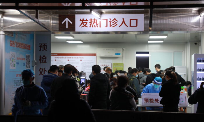 Các bệnh nhân chờ bác sĩ thăm khám tại một phòng khám sốt ở Bệnh viện Nhân dân Đông Hoản ở Đông Hoản, tỉnh Quảng Đông, Trung Quốc, hôm 20/12/2022. (Ảnh: VCG/VCG qua Getty Images)