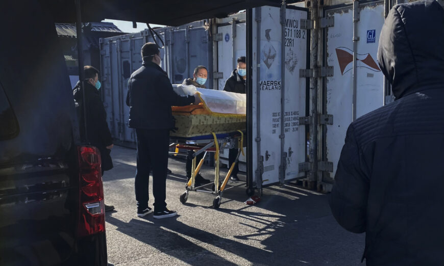 Một chiếc quan tài được đưa từ xe tang vào buồng chứa tại nhà hỏa táng và nhà tang lễ Dongjiao, một trong số nhiều nơi ở thành phố xử lý các ca nhiễm COVID-19, ở Bắc Kinh, Trung Quốc, vào ngày 18/12/2022. (Ảnh: Getty Images)