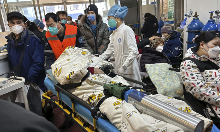 Một bệnh nhân thở oxy được đẩy trên băng ca vào một phòng cấp cứu chật kín người tại một bệnh viện ở Bắc Kinh, Trung Quốc, hôm 02/01/2023. (Ảnh: Getty Images)