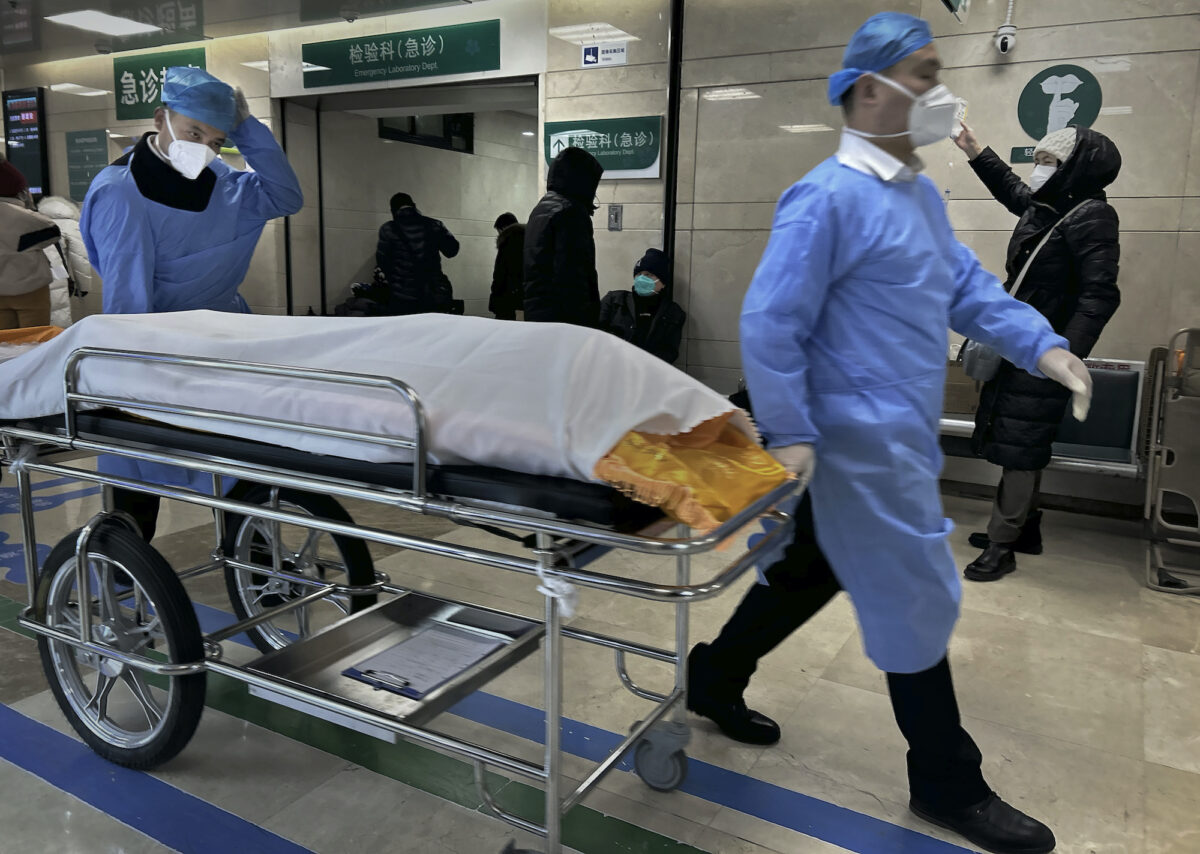 Nhân viên bệnh viện đẩy một thi thể trên băng ca trong phòng cấp cứu bận rộn tại một bệnh viện ở Bắc Kinh, Trung Quốc, hôm 02/01/2023. (Ảnh: Getty Images)