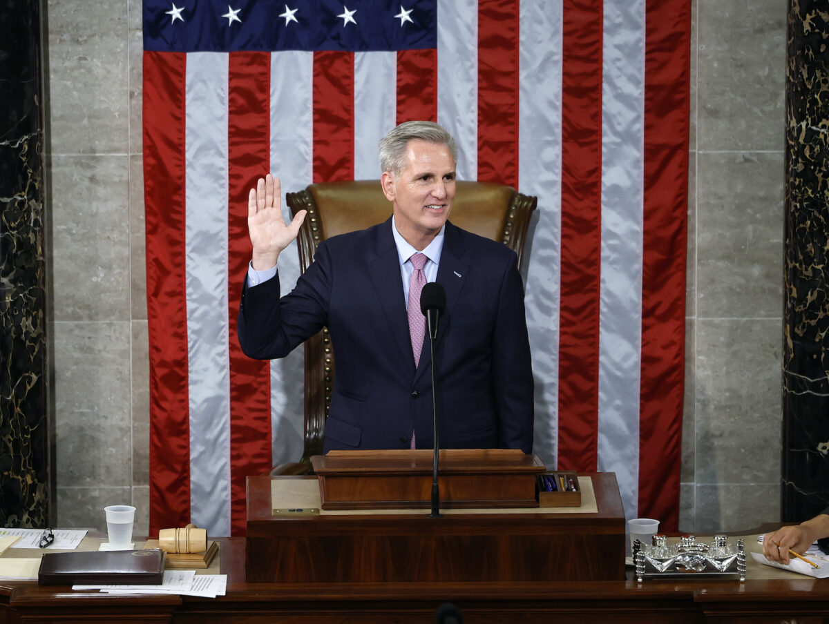 Chủ tịch Hạ viện Hoa Kỳ Kevin McCarthy (Cộng Hòa-California) tuyên thệ nhậm chức sau khi được bầu làm Chủ tịch Hạ viện tại Điện Capitol Hoa Kỳ ở Hoa Thịnh Đốn, hôm 07/01/2023. (Ảnh: Chip Somodevilla/Getty Images)