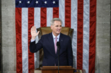 Chủ tịch Hạ viện Hoa Kỳ Kevin McCarthy (Cộng Hòa-California) tuyên thệ nhậm chức sau khi đắc cử chức chủ tịch Hạ viện tại Điện Capitol Hoa Kỳ ở Hoa Thịnh Đốn 07/01/2023. (Ảnh: Chip Somodevilla/Getty Images)