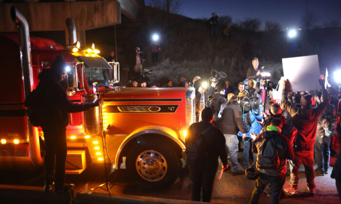 Người biểu tình chặn giao thông phản đối vụ sát hại Tire Nichols ở Memphis, Tennessee, hôm 27/01/2023. (Ảnh: Scott Olson/Getty Images)