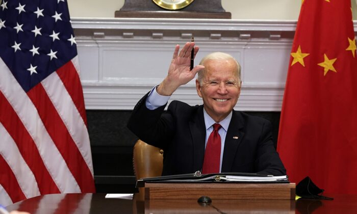 Tổng thống Joe Biden vẫy tay chào khi tham gia cuộc họp trực tuyến với lãnh đạo Trung Quốc Tập Cận Bình tại Tòa Bạch Ốc hôm 15/11/2021. (Ảnh: Alex Wong/Getty Images)