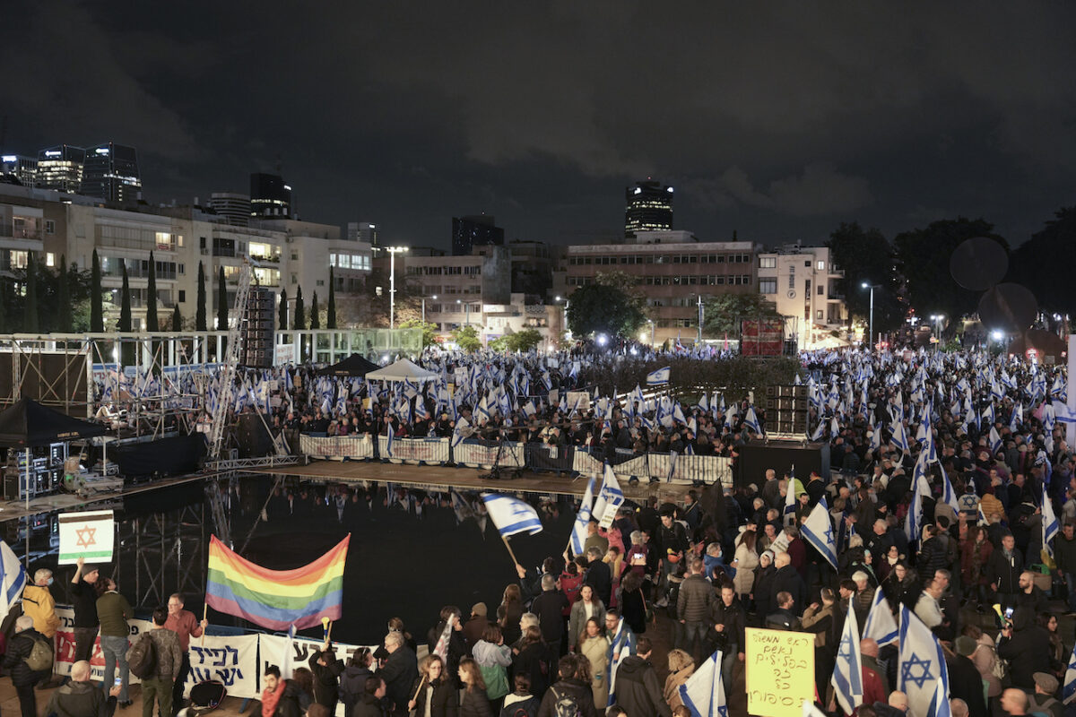 Người dân phản đối kế hoạch cải cách hệ thống tư pháp quốc gia của chính phủ, tại Tel Aviv, Israel, hôm 14/01/2023. (Ảnh: Oded Balilty/AP Photo)