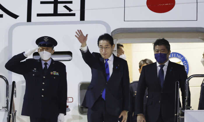 Thủ tướng Nhật Bản Fumio Kishida (Giữa) chuẩn bị rời phi trường Haneda ở Tokyo hôm 08/01/2023. (Ảnh: Kota Endo/Kyodo News qua AP)