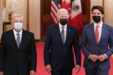 Tổng thống Joe Biden (giữa), Thủ tướng Canada Justin Trudeau (phải), và Tổng thống Mexico Andres Manuel Lopez Obrador đến dự Hội nghị thượng đỉnh Các nhà lãnh đạo Bắc Mỹ (NALS) tại Phòng phía Đông của Tòa Bạch Ốc ở Hoa Thịnh Đốn, vào ngày 18/11/2021. (Ảnh: Mandel Ngan/AFP/Getty Images)