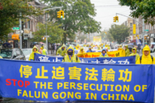 Các học viên Pháp Luân Công tham dự một cuộc diễn hành ở Brooklyn, Thành phố New York, vào ngày 02/10/2021, để kêu gọi chính quyền Trung Quốc chấm dứt cuộc bức hại đối với môn tập này. (Ảnh: Zhang Jingchu/The Epoch Times)
