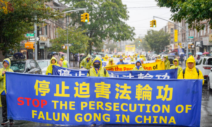 Các học viên Pháp Luân Công tham dự một cuộc diễn hành ở Brooklyn, Thành phố New York, vào ngày 02/10/2021, để kêu gọi chính quyền Trung Quốc chấm dứt cuộc bức hại đối với môn tập này. (Ảnh: Zhang Jingchu/The Epoch Times)
