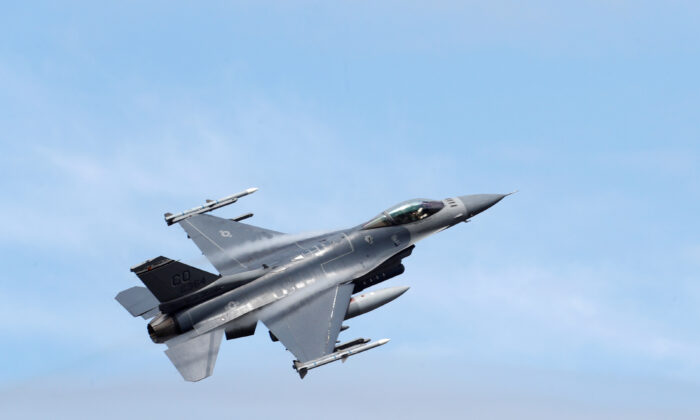Phi cơ F-16 Fighting Falcon của Không quân Hoa Kỳ từ Không đoàn 140 của lực lượng Không lực Vệ binh quốc gia Colorado trong cuộc tập trận Sabre Strike của NATO bay qua căn cứ không quân Amari, Estonia, vào ngày 12/06/2018. (Ảnh: Ints Kalnins/Reuters)