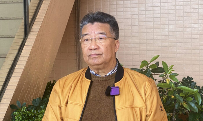 Ông Lưu Mộng Hùng (Lew Mon-hung), một cựu ủy viên của cơ quan cố vấn chính trị của Đảng Cộng sản Trung Quốc, tại Hồng Kông hôm 10/01/2023. (Ảnh: Choi Pui Man/The Epoch Times)