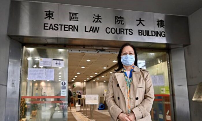 Cô Đổng Minh (Dong Ming), một học viên Pháp Luân Công ở Hồng Kông, đang ở bên ngoài Tòa án phía Đông, tại Hồng Kông, hôm 12/01/2023. (Ảnh: Sung Pi-lung/The Epoch Times)
