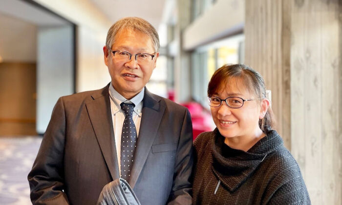 Ông Murata Syozo, giám đốc Văn phòng phụ trách các Vấn đề về Hợp tác Kinh doanh của thành phố Otsu, cùng phu nhân đến tham dự Chương trình Nghệ thuật Biểu diễn Shen Yun tại Nhà hát ROHM Kyoto ở Kyoto, Nhật Bản, hôm 11/01/2023. (Ảnh: Niu Bin/The Epoch Times)