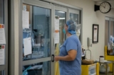 Một chuyên gia chăm sóc sức khỏe chuẩn bị vào phòng bệnh nhân COVID-19 trong ICU tại Bệnh viện Quận Van Wert ở Van Wert, Ohio, vào ngày 20/11/2020. (Ảnh: Megan Jelinger/AFP qua Getty Images)