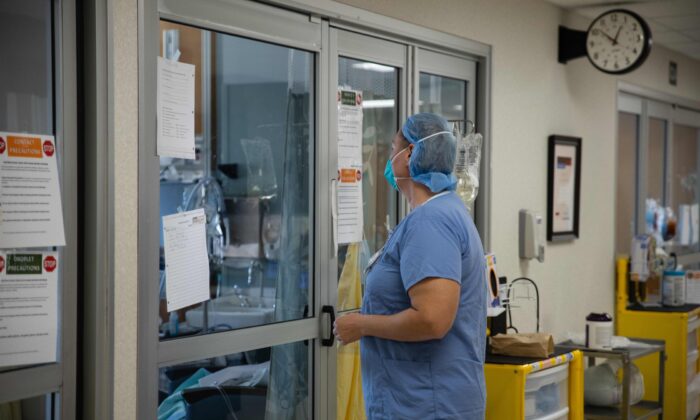 Một chuyên gia chăm sóc sức khỏe chuẩn bị vào phòng bệnh nhân COVID-19 trong ICU tại Bệnh viện Quận Van Wert ở Van Wert, Ohio, vào ngày 20/11/2020. (Ảnh: Megan Jelinger/AFP qua Getty Images)