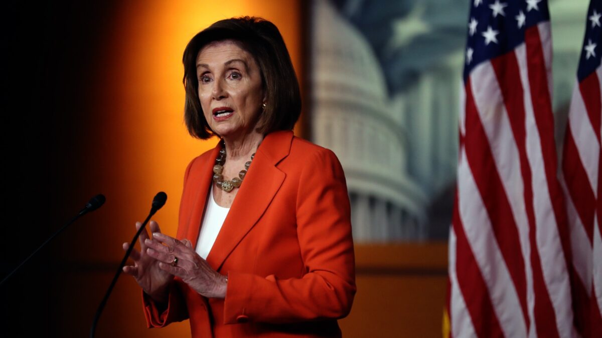 Chủ tịch Hạ viện Hoa Kỳ Nancy Pelosi nói trong một cuộc họp báo tại Điện Capitol Hoa Kỳ ở Hoa Thịnh Đốn hôm 31/10/2019. (Ảnh: Chip Somodevilla/Getty Images)