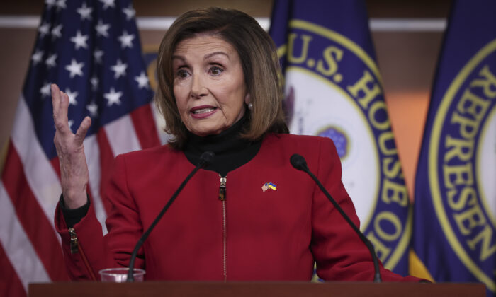 Chủ tịch Hạ viện Nancy Pelosi (Dân Chủ-California) trả lời các câu hỏi trong cuộc họp báo hàng tuần của bà tại Điện Capitol Hoa Kỳ ở Hoa Thịnh Đốn hôm 15/12/2022. (Ảnh: Win McNamee/Getty Images)