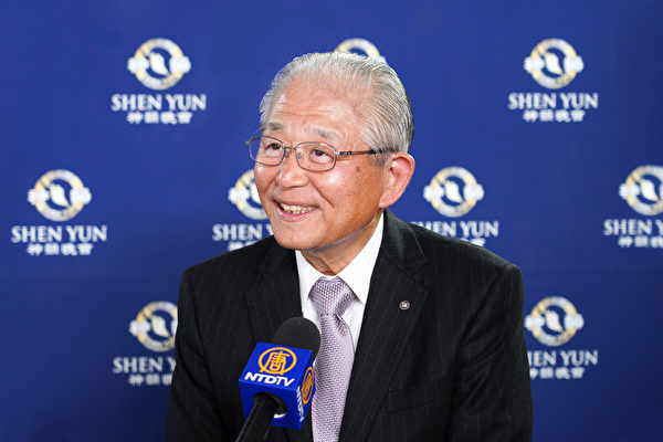 Ông Sawada Satoshi, Phó Chủ tịch Đại học Y khoa Kansai, kiêm Chủ tịch danh dự của bệnh viện trực thuộc trường đại học này, thưởng lãm Nghệ thuật Biểu diễn Shen Yun tại Nhà hát ROHM Kyoto ở Kyoto, Nhật Bản, hôm 11/01/2023. (Ảnh: Annie Gong/The Epoch Times)