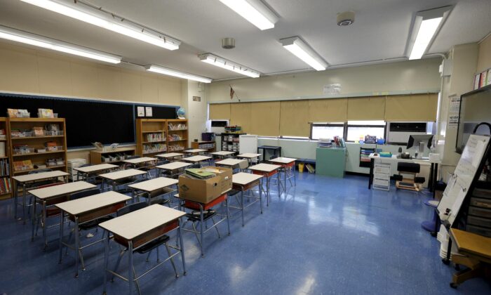 Một phòng học trống tại Trường Yung Wing P.S. 124 trước khi bắt đầu năm học ở Thành phố New York vào ngày 02/09/2021. (Ảnh: Michael Loccisano/Getty Images)