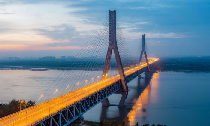 Phong cảnh cây cầu bắc qua sông Dương Tử ở Vũ Hán trong một bức ảnh tư liệu. (Ảnh: Vivienniu/Shutterstock)