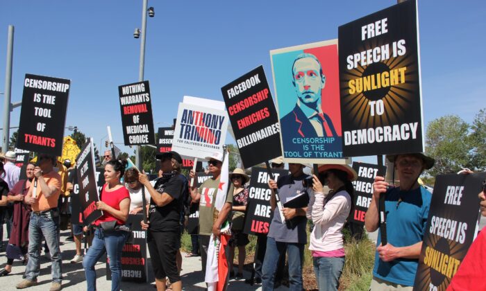 Những người biểu tình phản đối Giám đốc điều hành Meta Mark Zuckerberg tại một cuộc biểu tình Nhân loại Chống Kiểm duyệt hồi tháng 05/2022 trước trụ sở Meta ở Menlo Park, California (Ảnh: Mrs. Hao/The Epoch Times)