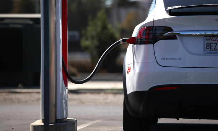 Một chiếc xe hơi Tesla đậu tại trạm sạc Supercharger của Tesla ở Petaluma, California, vào ngày 23/09/2020. (Ảnh: Justin Sullivan/Getty Images)