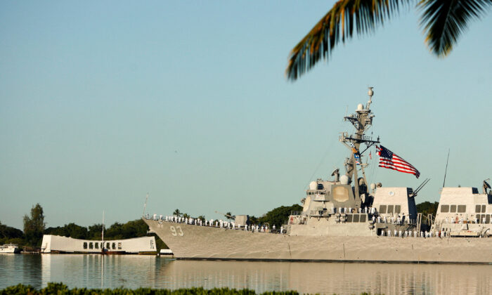 Tàu USS Chung-Hoon đi qua Đài tưởng niệm USS Arizona trong hoạt động vinh danh kỷ niệm 73 năm cuộc tấn công Trân Châu Cảng tại Đài tưởng niệm Quốc gia Thái Bình Dương trong Đệ nhị Thế chiến ở Honolulu vào ngày 07/12/2014. (Ảnh: Hugh Gentry/Reuters)
