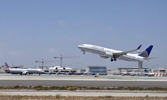 Một chiếc Boeing 737 của United Airlines cất cánh từ Phi trường Quốc tế Los Angeles (LAX) ở Los Angeles, vào ngày 16/06/2022. (Ảnh: Daniel Slim/AFP qua Getty Images)