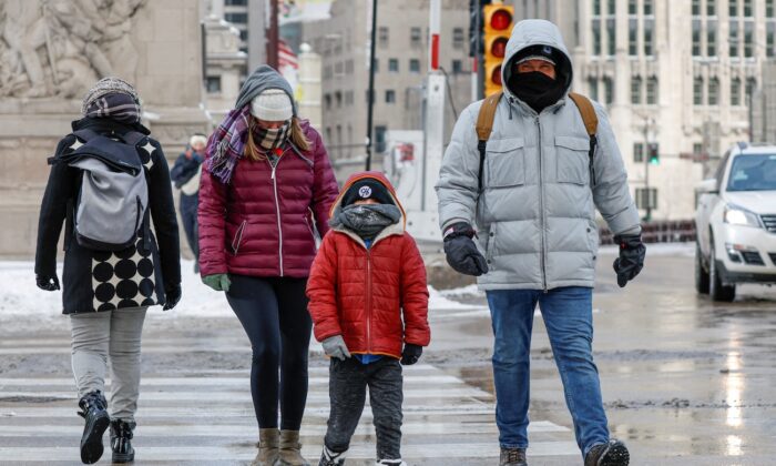 Người đi bộ băng qua đường trên Đại lộ Michigan của Chicago, bất chấp thời tiết lạnh giá trước kỳ nghỉ lễ Giáng Sinh hôm 23/12/2022. (Ảnh: Kamil Krzaczynski/AFP qua Getty Images)