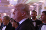 Cựu Tổng thống Donald Trump chào đón mọi người khi ông đến dự một sự kiện Năm Mới tại dinh thự Mar-a-Lago của ông ở Palm Beach, Florida, hôm 31/12/2022. (Ảnh: Joe Raedle/Getty Images/TNS)
