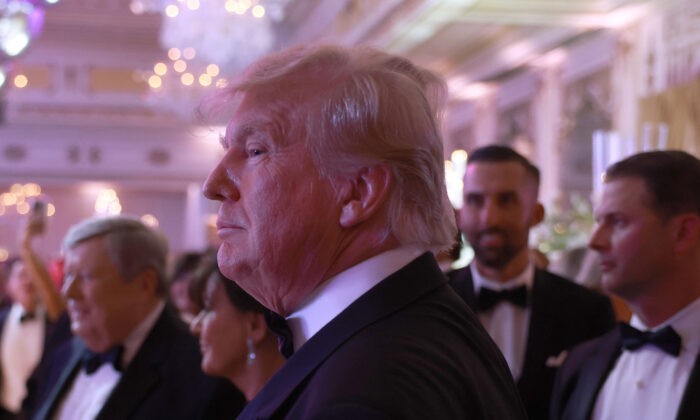Cựu Tổng thống Donald Trump chào đón mọi người khi đến dự sự kiện Năm Mới tại tư dinh Mar-a-Lago của ông ở Palm Beach, Florida, hôm 31/12/2022. (Ảnh: Joe Raedle/Getty Images/TNS)