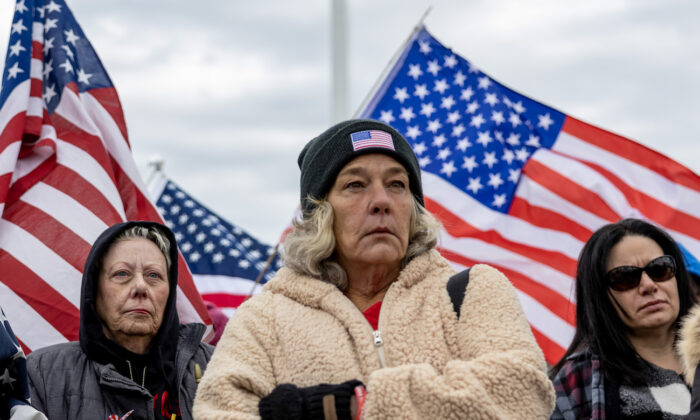 Bà Micki Witthoeft (giữa), mẹ của cô Ashli Babbitt, người bị sát hại vào ngày 06/01/2021, đứng cùng những người ủng hộ những người biểu tình đã bị bắt vào cùng ngày đó, trong một cuộc biểu tình bên ngoài Tối cao Pháp viện Hoa Kỳ nhân kỷ niệm hai năm vụ xâm phạm ngày 06/01 vào Điện Capitol Hoa Kỳ, ở Hoa Thịnh Đốn, hôm 06/01/2023. (Ảnh: Tasos Katopodis/Getty Images)