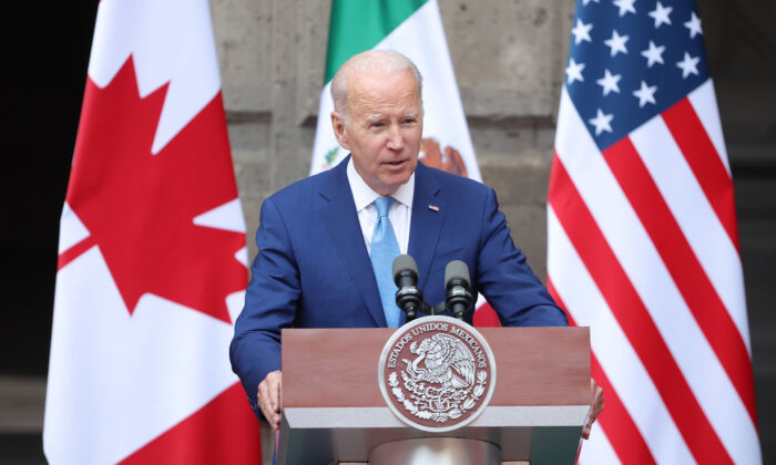 Tổng thống Hoa Kỳ Joe Biden trình bày trước giới truyền thông trong khuôn khổ Hội nghị Thượng đỉnh các Nhà Lãnh đạo Bắc Mỹ năm 2023 ở Palacio Nacional hôm 10/01/2023, tại thành phố Mexico, Mexico. (Ảnh: Hector Vivas/Getty Images)