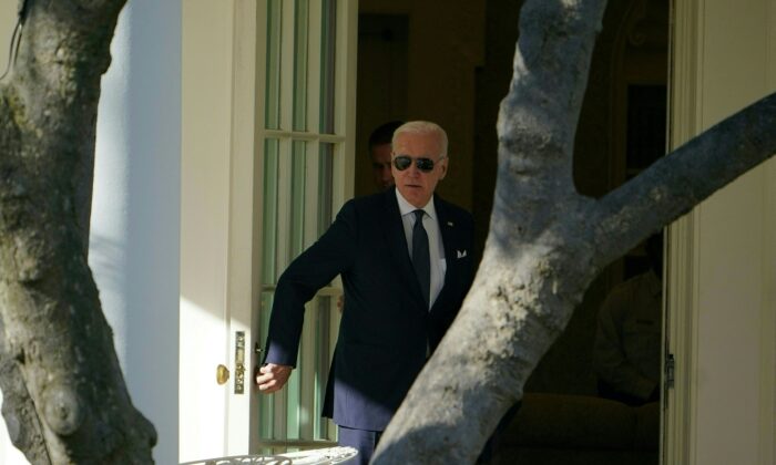 Tổng thống Joe Biden đi bộ tới Oval Office của Tòa Bạch Ốc ở Hoa Thịnh Đốn hôm 16/01/2023. (Ảnh: Andrew Caballero-Reynolds/AVP via Getty Images)