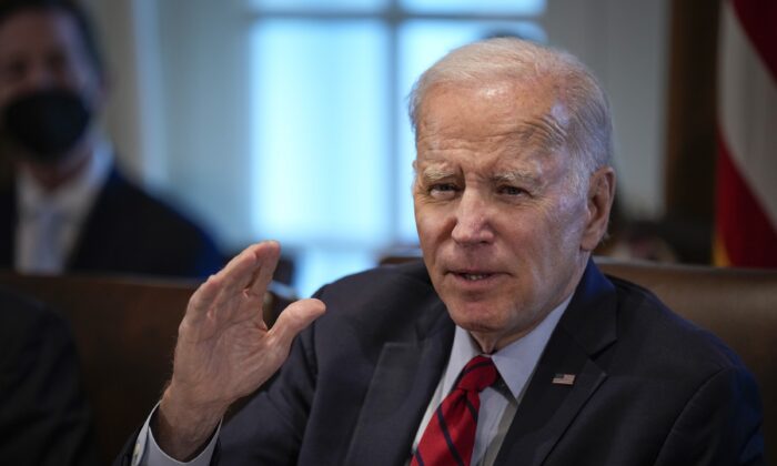 Tổng thống Joe Biden trình bày trong một cuộc họp nội các tại Tòa Bạch Ốc ở Hoa Thịnh Đốn hôm 05/01/2023. (Ảnh: Drew Angerer/Getty Images)
