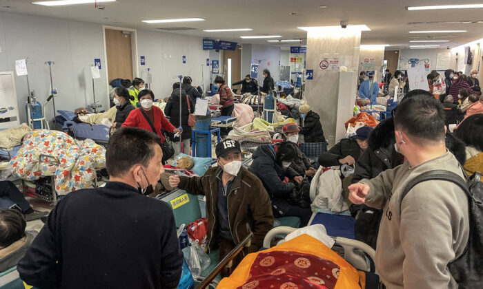 Bệnh nhân nằm trên cáng tại bệnh viện Đồng Nhân ở Thượng Hải, hôm 03/01/2023. (Ảnh: Hector Retamal/AFP qua Getty Images)