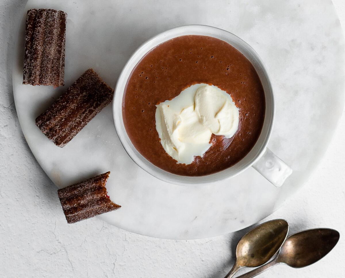 Món chocolate nóng theo phong cách của người Tây Ban Nha thường đặc sánh và ngon miệng, và ngon nhất khi chúng ta thưởng thức một khẩu phần nhỏ. (Ảnh: Jennifer McGruther)