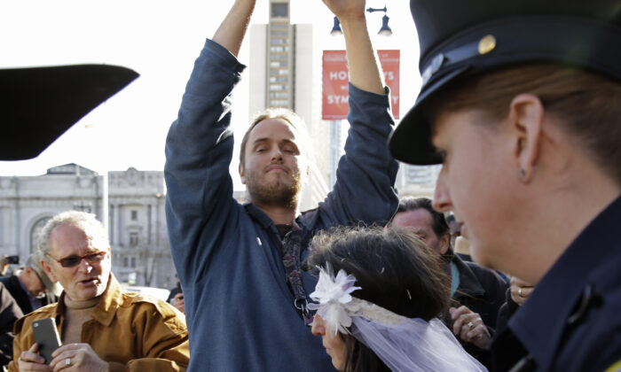 Ông David DePape, ở giữa, được ghi hình ở San Francisco vào ngày 19/12/2013. (Ảnh: Eric Risberg/AP Photo)