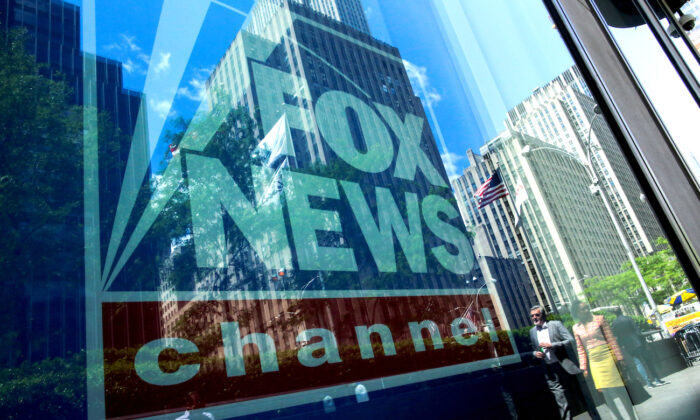 Một biển hiệu của kênh Fox News được nhìn thấy tại tòa nhà News Corporation ở quận Manhattan của New York, vào ngày 15/06/2018. (Ảnh: Eduardo Munoz/Reuters)