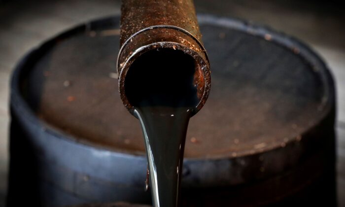 Dầu chảy ra khỏi một vòi lọc từ giếng dầu nguyên bản năm 1859 của ông Edwin Drake, người đã đặt nền móng cho ngành công nghiệp dầu khí hiện đại tại Bảo tàng và Công viên Giếng dầu Drake ở Titusville, Pennsylvania, vào ngày 05/10/2017. (Ảnh: Brendan McDermid/Reuters)
