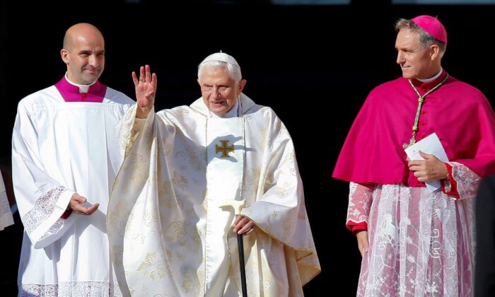 Đức Giáo hoàng Danh dự Benedict XVI vẫy tay chào khi ông đến tham dự thánh lễ phong chân phước cho cựu giáo hoàng Paul VI tại quảng trường Thánh Peter ở Vatican, vào ngày 19/10/2014. (Ảnh: Tony Gentile/Reuters)