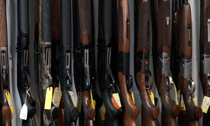 Các khẩu súng ở New York trong một ảnh tư liệu. (Ảnh: Timothy A. Clary/AFP qua Getty Images)