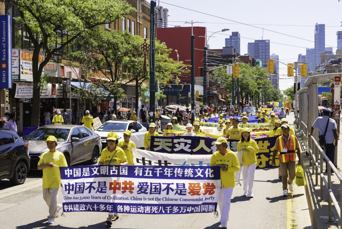 Hàng trăm người tuần hành trong một cuộc diễn hành ở trung tâm thành phố Toronto hôm 06/08/2022 để kỷ niệm 400 triệu người Trung Quốc thoái Đảng Cộng sản Trung Quốc và các tổ chức liên đới của đảng này. (Ảnh: Evan Ning/The Epoch Times)