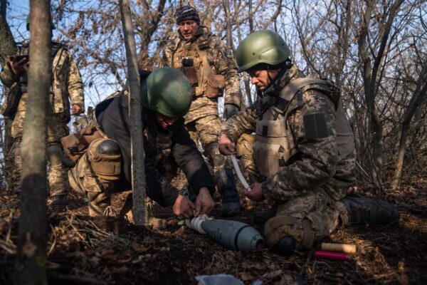Các binh sĩ Ukraine thuộc lữ đoàn 68 chuẩn bị bắn một viên đạn 120mm từ một bệ phóng súng cối tại một vị trí dọc theo tiền tuyến ở vùng Donetsk hôm 09/12/2022, trong bối cảnh Nga xâm lược Ukraine. (Ảnh: Ihor Tkachov/AFP qua Getty Images)